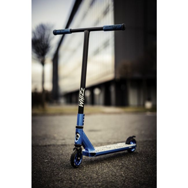 Trotineta, Lionelo, Whizz, Pentru Acrobatii, Rulmenti ABEC-9, Sistemul de compresie IHC 9, 20 - 100 kg, Conform cu standardul european de securitate EN14619, Multicolor BYNLO-WHIZZ_NEO_BLACK_CARBON_MULTICOLOR