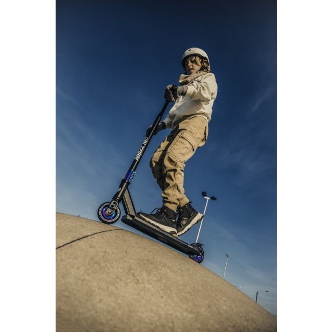 Trotineta, Lionelo, Whizz, Pentru Acrobatii, Rulmenti ABEC-9, Sistemul de compresie IHC 9, 20 - 100 kg, Conform cu standardul european de securitate EN14619, Multicolor BYNLO-WHIZZ_NEO_BLACK_CARBON_MULTICOLOR