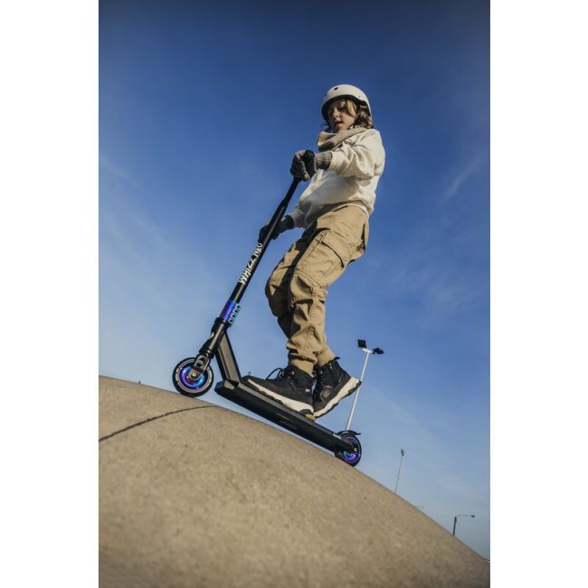 Trotineta, Lionelo, Whizz, Pentru Acrobatii, Rulmenti ABEC-9, Sistemul de compresie IHC 9, 20 - 100 kg, Conform cu standardul european de securitate EN14619, Multicolor BYNLO-WHIZZ_NEO_BLACK_CARBON_MULTICOLOR