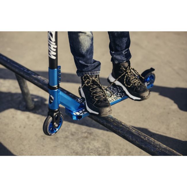 Trotineta, Lionelo, Whizz, Pentru Acrobatii, Rulmenti ABEC-9, Sistemul de compresie IHC 9, 20 - 100 kg, Conform cu standardul european de securitate EN14619, Multicolor BYNLO-WHIZZ_NEO_BLACK_CARBON_MULTICOLOR