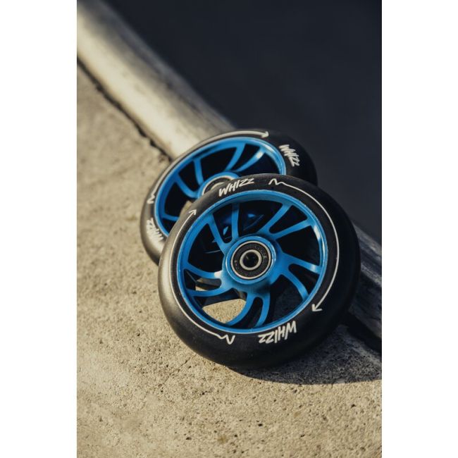 Trotineta, Lionelo, Whizz, Pentru Acrobatii, Rulmenti ABEC-9, Sistemul de compresie IHC 9, 20 - 100 kg, Conform cu standardul european de securitate EN14619, Multicolor BYNLO-WHIZZ_NEO_BLACK_CARBON_MULTICOLOR
