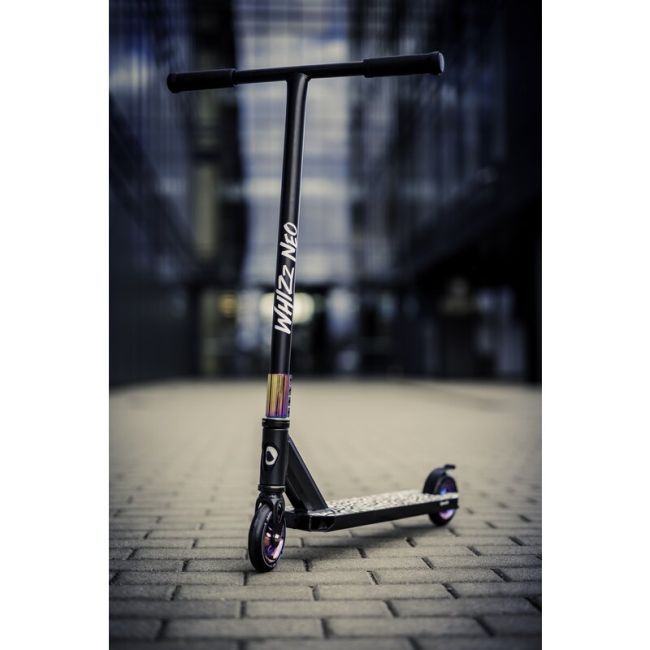 Trotineta, Lionelo, Whizz, Pentru Acrobatii, Rulmenti ABEC-9, Sistemul de compresie IHC 9, 20 - 100 kg, Conform cu standardul european de securitate EN14619, Multicolor BYNLO-WHIZZ_NEO_BLACK_CARBON_MULTICOLOR