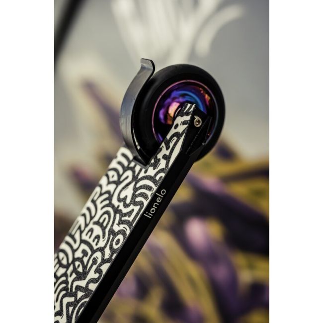 Trotineta, Lionelo, Whizz, Pentru Acrobatii, Rulmenti ABEC-9, Sistemul de compresie IHC 9, 20 - 100 kg, Conform cu standardul european de securitate EN14619, Multicolor BYNLO-WHIZZ_NEO_BLACK_CARBON_MULTICOLOR