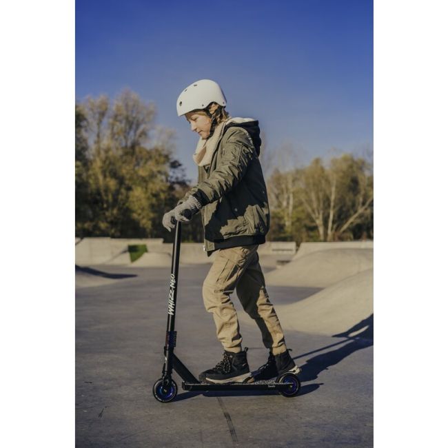 Trotineta, Lionelo, Whizz, Pentru Acrobatii, Rulmenti ABEC-9, Sistemul de compresie IHC 9, 20 - 100 kg, Conform cu standardul european de securitate EN14619, Multicolor BYNLO-WHIZZ_NEO_BLACK_CARBON_MULTICOLOR