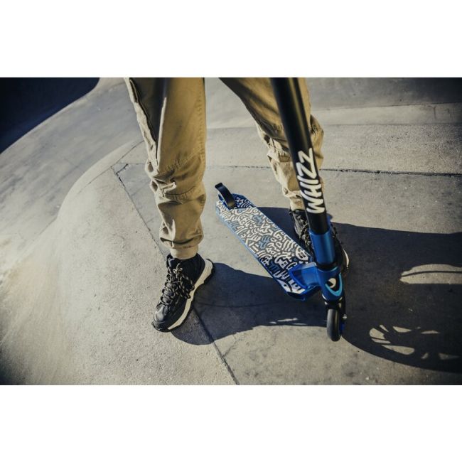 Trotineta, Lionelo, Whizz, Pentru Acrobatii, Rulmenti ABEC-9, Sistemul de compresie IHC 9, 20 - 100 kg, Conform cu standardul european de securitate EN14619, Multicolor BYNLO-WHIZZ_NEO_BLACK_CARBON_MULTICOLOR
