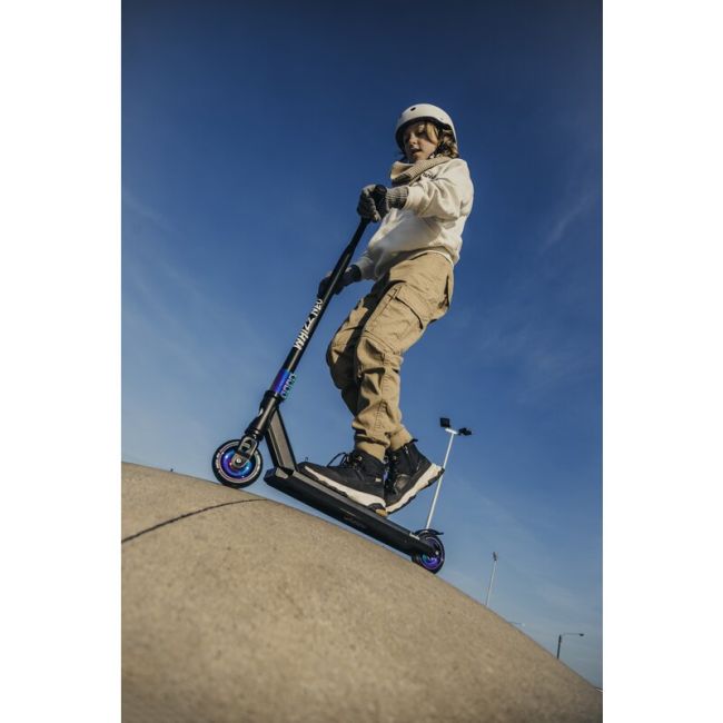Trotineta, Lionelo, Whizz, Pentru Acrobatii, Rulmenti ABEC-9, Sistemul de compresie IHC 9, 20 - 100 kg, Conform cu standardul european de securitate EN14619, Multicolor BYNLO-WHIZZ_NEO_BLACK_CARBON_MULTICOLOR