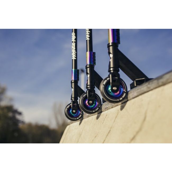 Trotineta, Lionelo, Whizz, Pentru Acrobatii, Rulmenti ABEC-9, Sistemul de compresie IHC 9, 20 - 100 kg, Conform cu standardul european de securitate EN14619, Multicolor BYNLO-WHIZZ_NEO_BLACK_CARBON_MULTICOLOR