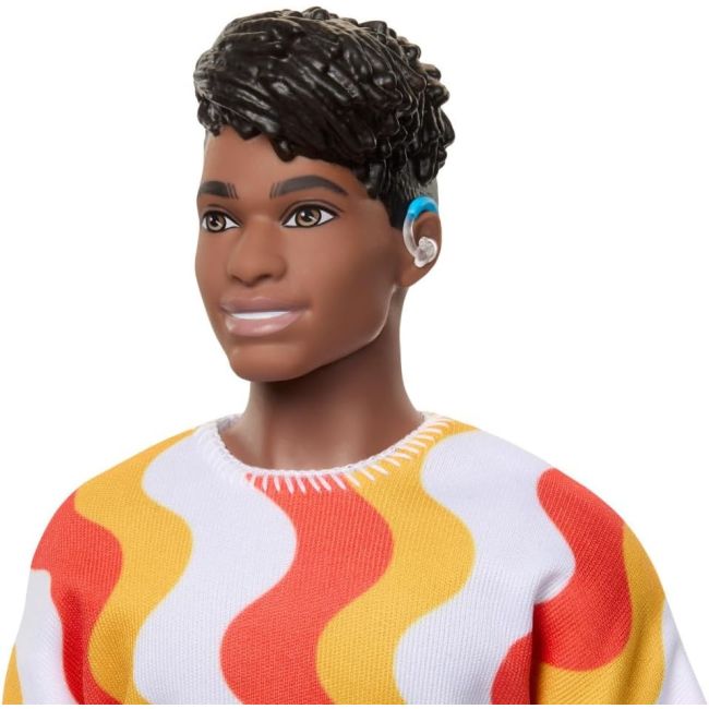 BARBIE PAPUSA BAIAT FASHIONISTAS CU TRICOU CU DUNGI ALBE SI PORTOCALII SI APARATE AUDITIVE VIVMTDWK44_HRH23
