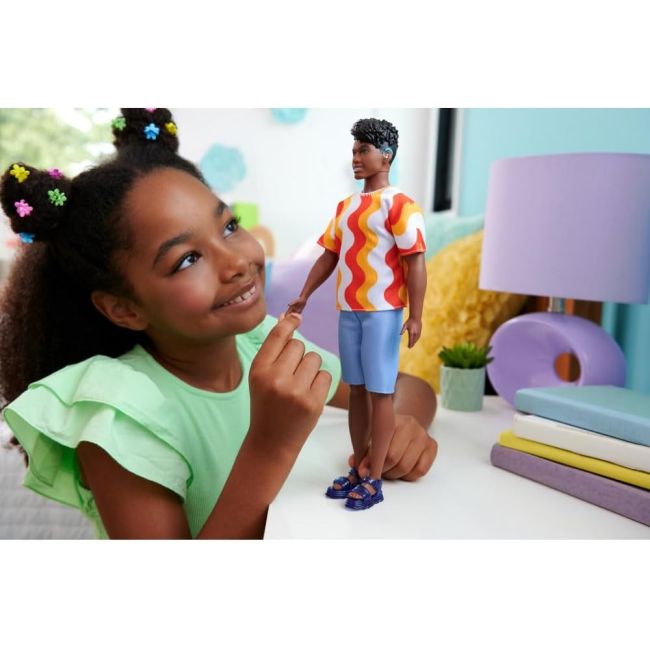 BARBIE PAPUSA BAIAT FASHIONISTAS CU TRICOU CU DUNGI ALBE SI PORTOCALII SI APARATE AUDITIVE VIVMTDWK44_HRH23