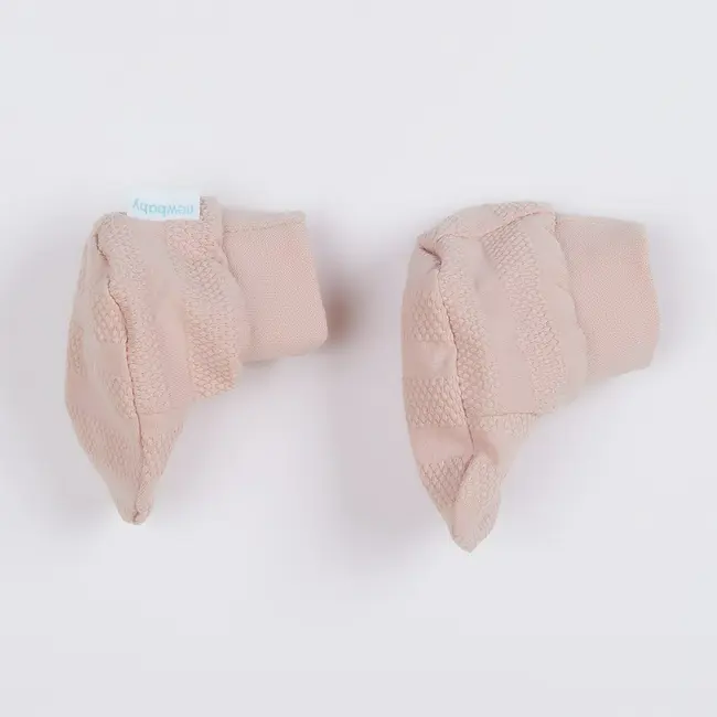 Set 7 piese, New Baby, Include body cu maneca lunga, bluza, pantalonasi cu botosei, salopeta fara maneci, caciulita, manusi, botosei, Marime 56, Din bumbac 100%, I am Pink BYN49099