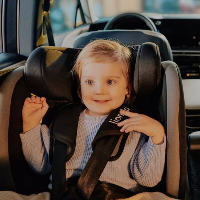 Scaun auto, Lionelo, Aart i-Size, Cu spatar inclinabil in 4 pozitii, Cu tetiera reglabila in 13 pozitii, 0-36 Kg, 40-150 cm, Cu centura siguranta in 3 puncte, Conform cu ECE R129/03, Negru/Rosu BYNLO-AART_I-SIZE_BLACK_CARBON_RED