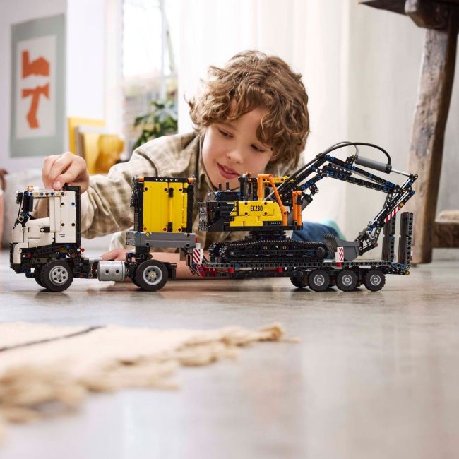 LEGO TECHNIC CAMIONUL FMX ȘI EXCAVATORUL ELECTRIC EC230 DE LA VOLVO 42175 VIVLEGO42175