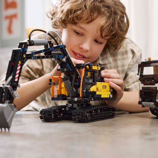 LEGO TECHNIC CAMIONUL FMX ȘI EXCAVATORUL ELECTRIC EC230 DE LA VOLVO 42175 VIVLEGO42175