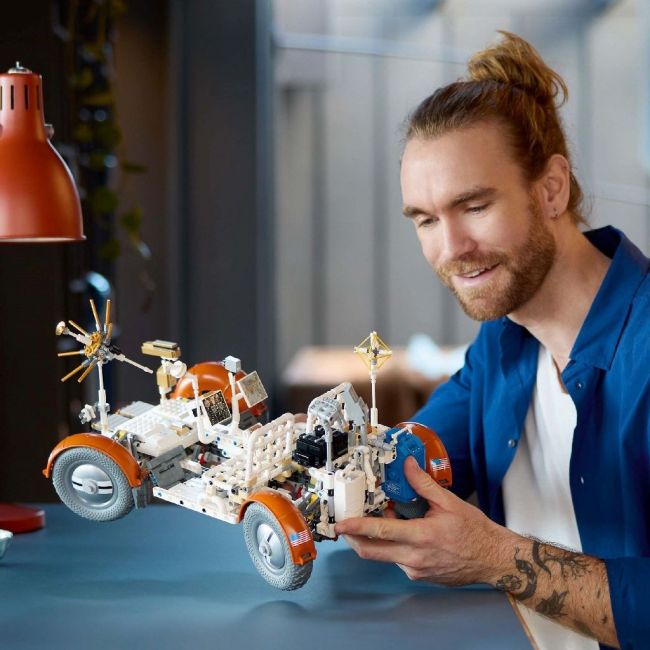 LEGO TECHNIC ROVERUL SELENAR DIN MISIUNILE NASA APOLLO 42182 VIVLEGO42182