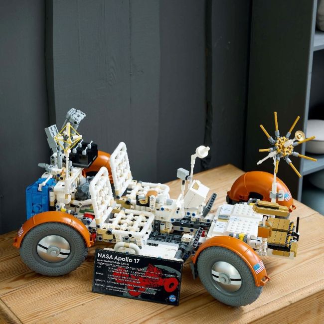 LEGO TECHNIC ROVERUL SELENAR DIN MISIUNILE NASA APOLLO 42182 VIVLEGO42182