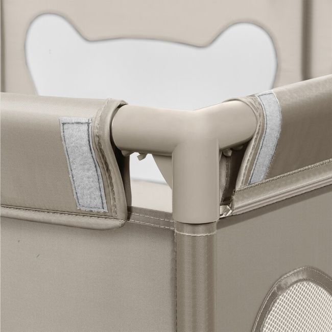 Tarc de joaca copii, Lionelo, Willow XL,180 x 200 cm, Pliere compacta, Include geanta de transport, Din plasa, Cu doua intrari laterale si fermoar, Cu ventuze pentru stabilitate, Conform cu EN 12227:2010, Bej BYNLO-WILLOW_XL_BEIGE_SAND