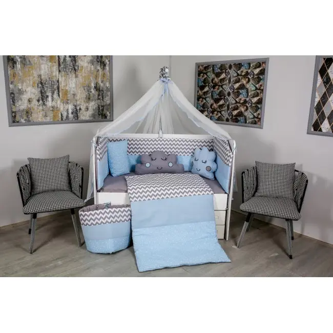 Set Lenjerie MyKids 10 piese Cloud gri-albastru fara baldachin 120x60 cm + Covoras Mykids Carpet VP08 160x100 cm 00081950