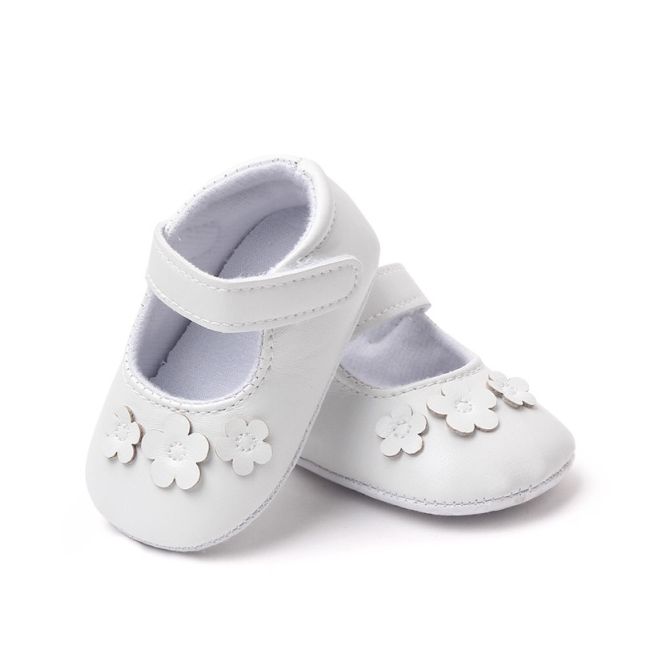 Pantofiori albi cu trei floricele aplicate chxc-22-10-va5