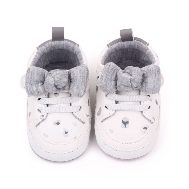 Pantofiori sport bebelusi albi cu imprimeu gri si fundita csbh2322-2-va7
