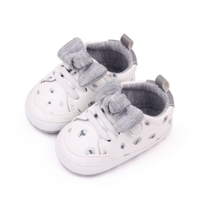 Pantofiori sport bebelusi albi cu imprimeu gri si fundita csbh2322-2-va7