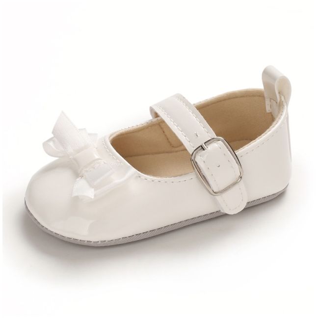 Pantofiori albi din piele ecologica lacuita, cu fundita din satin che105-4-va15