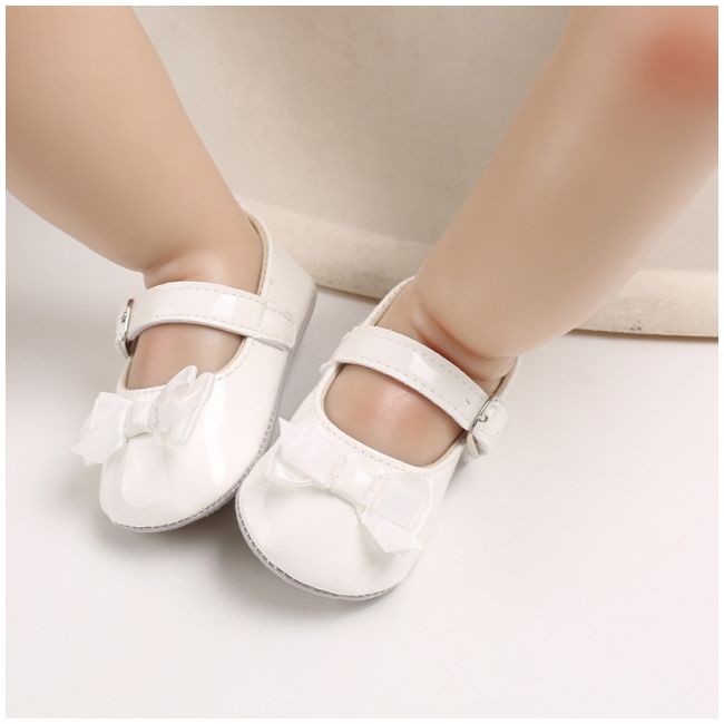 Pantofiori albi din piele ecologica lacuita, cu fundita din satin che105-4-va15