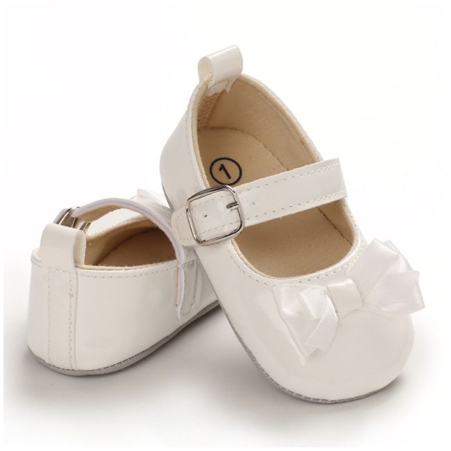 Pantofiori albi din piele ecologica lacuita, cu fundita din satin che105-4-va15
