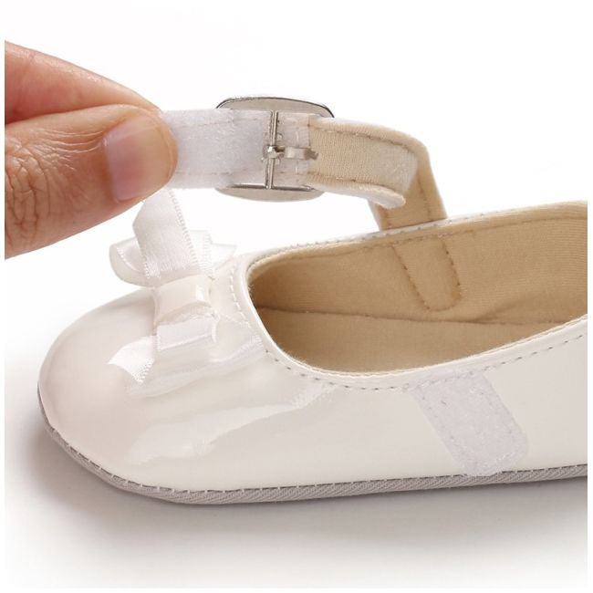 Pantofiori albi din piele ecologica lacuita, cu fundita din satin che105-4-va15