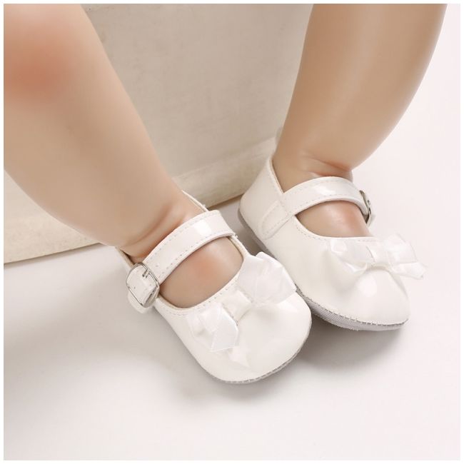 Pantofiori albi din piele ecologica lacuita, cu fundita din satin che105-4-va15