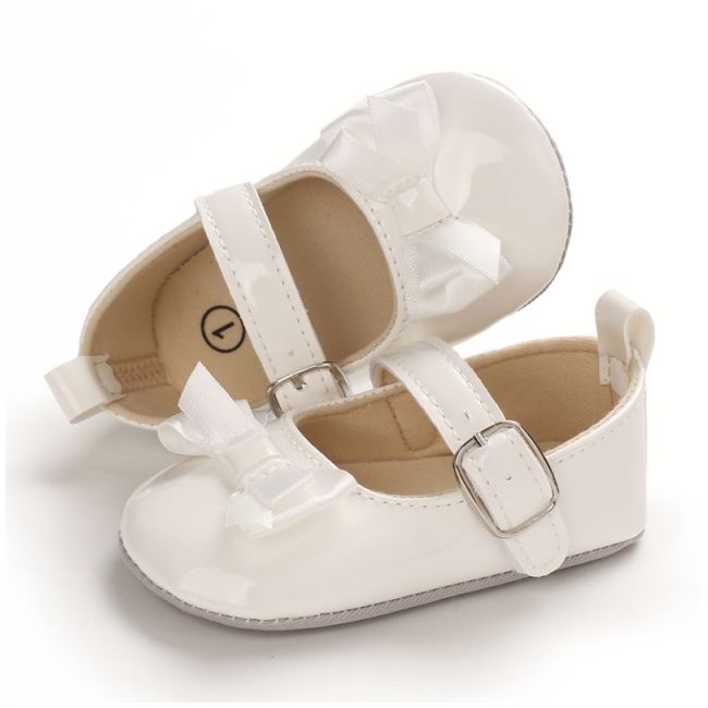 Pantofiori albi din piele ecologica lacuita, cu fundita din satin che105-4-va15