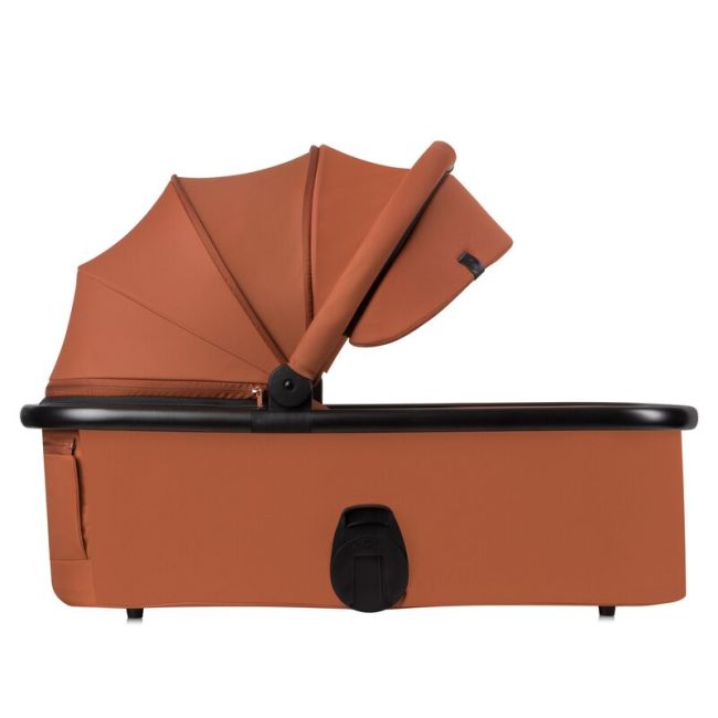 Carucior 3 in 1, Lionelo, Layla, Pana la 22 kg, Cadru aluminiu, Cu landou intarit si salteluta din spuma AirDots, Scoica auto, Reversibil, Cu ventilatie 3D, Cu accesorii, EN1888-1, EN1888-2, EN1466, Maro BYNLO-LAYLA_3IN1_BROWN_RUST