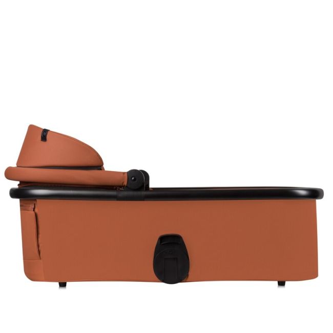 Carucior 3 in 1, Lionelo, Layla, Pana la 22 kg, Cadru aluminiu, Cu landou intarit si salteluta din spuma AirDots, Scoica auto, Reversibil, Cu ventilatie 3D, Cu accesorii, EN1888-1, EN1888-2, EN1466, Maro BYNLO-LAYLA_3IN1_BROWN_RUST