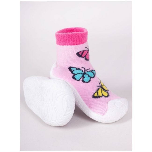 Mocasini pentru copii cu talpă antiderapantă – design fluturi colorați pe fond roz obg-0005c