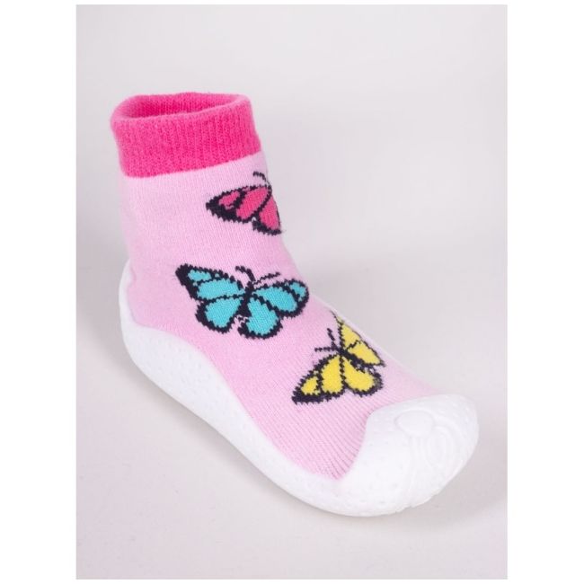 Mocasini pentru copii cu talpă antiderapantă – design fluturi colorați pe fond roz obg-0005c