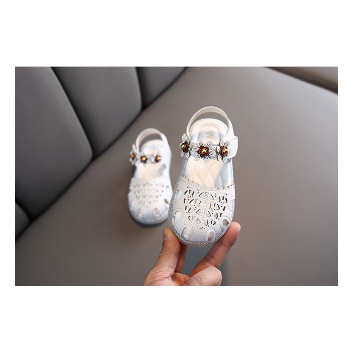 Sandale albe decupate cu floricele (Marime Disponibila: Marimea 21) MBYY-A10-p26